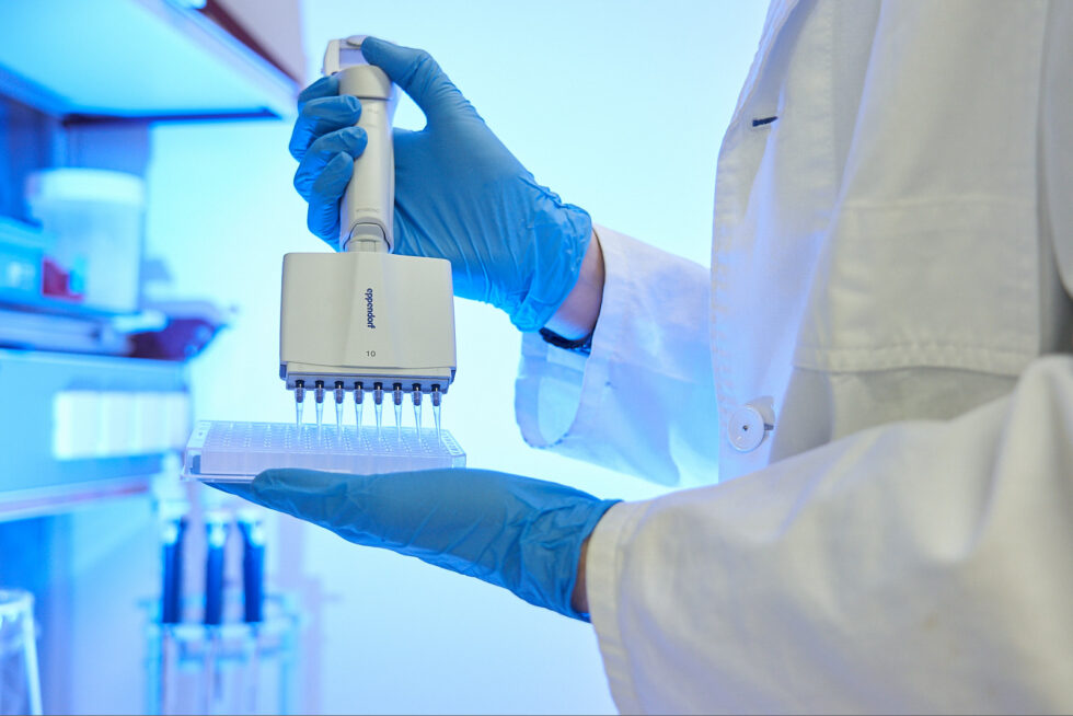 Mensch beim Pipettieren