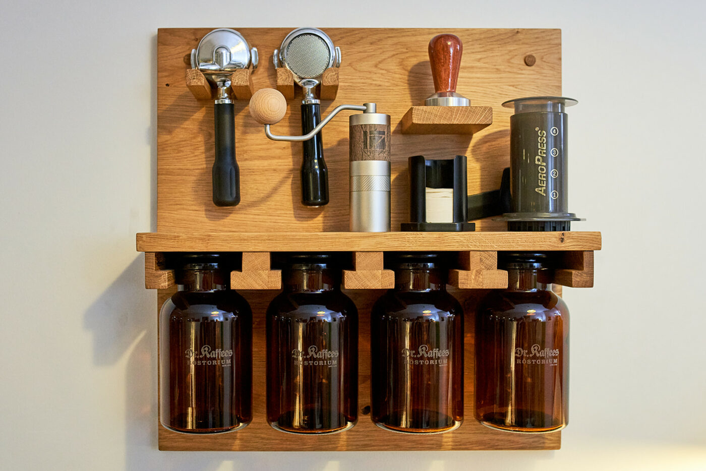 Aufbewahrungsgläser und Zubehör für Kaffeezubereitung in Kaffeerösterei