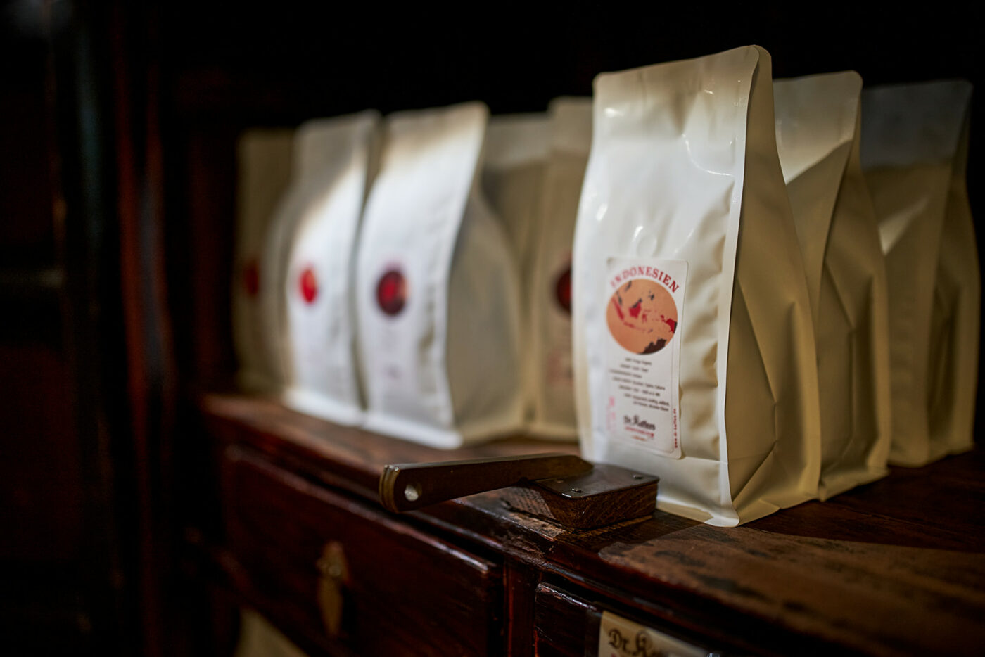 Kaffeetüten in einem Regal